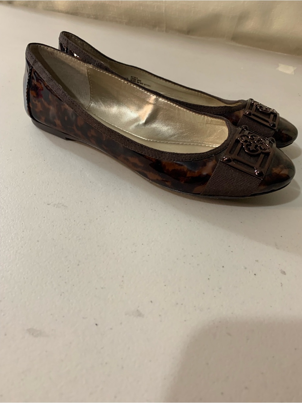 Isola Brown Tortoiseshell Patent Logo Ballet Flat b3/54